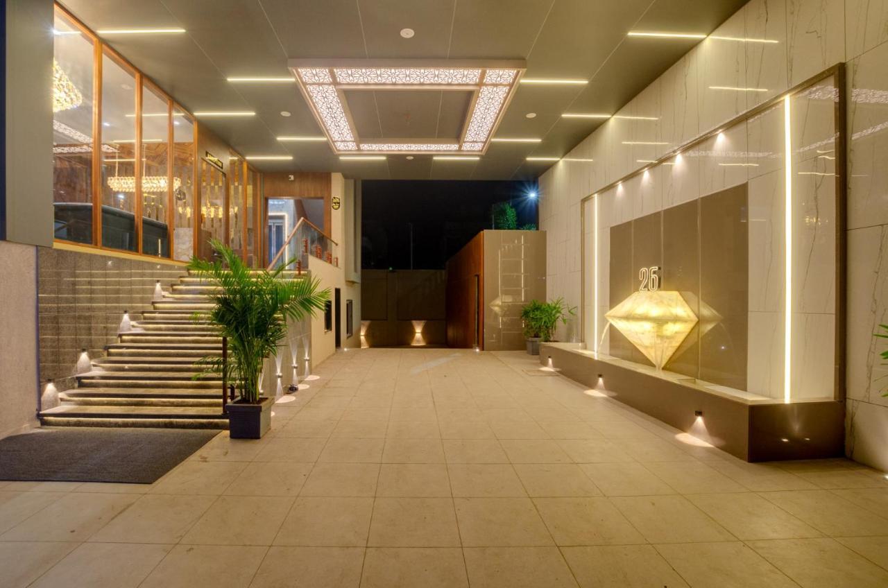 Hotel Diamond 26 Surate Exterior foto